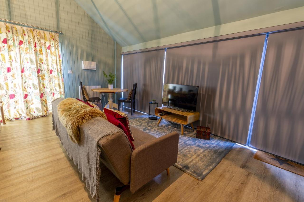 Park Lane Studio, Apartment